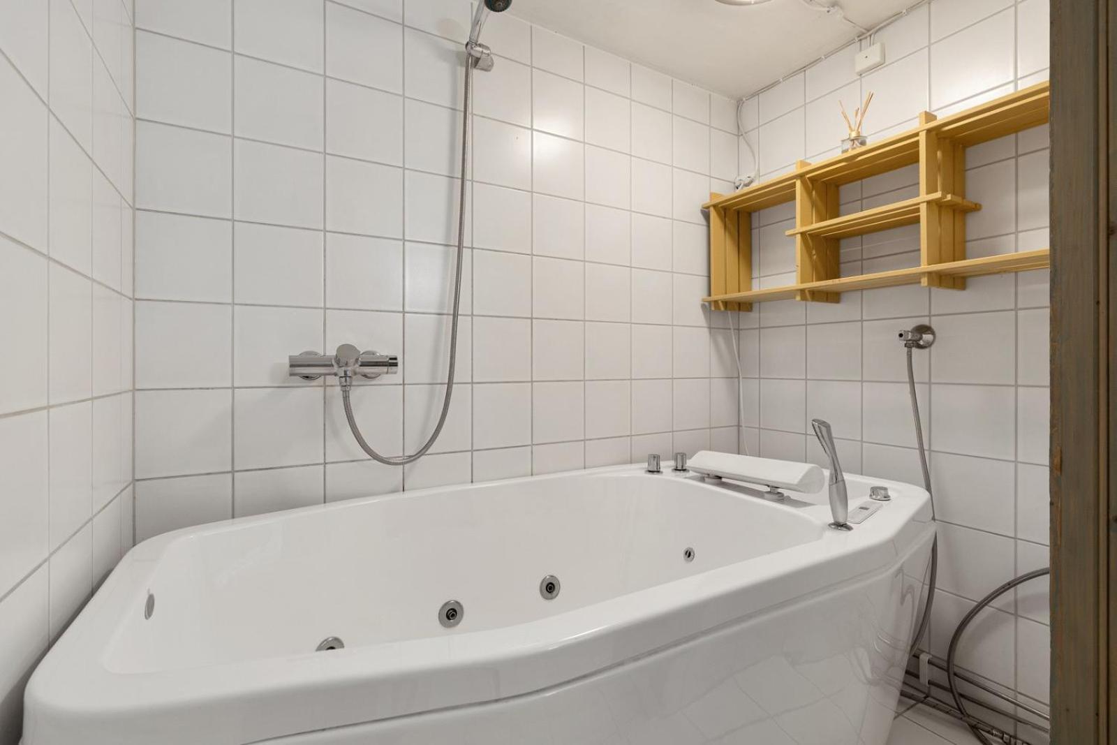 Room In Cozy Apartment 7 Min Walk From The City Center Тромсё Экстерьер фото